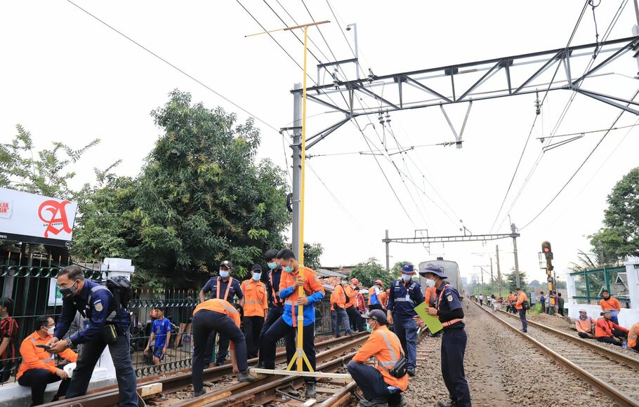Petugas selesai menangani KRL anjlok di sekitar Stasiun Sudimara, pada Minggu, 5 Desember 2021 petang dan KRL kembali dapat dilayani menggunakan dua jalur masing-masing untuk tujuan Stasiun Tanahabang dan tujuan Stasiun Rangkasbitung.