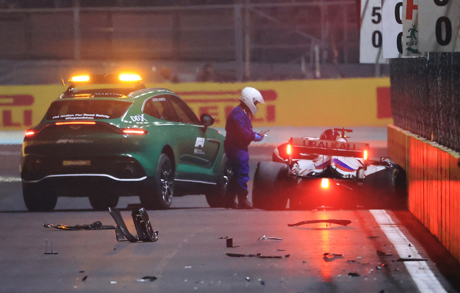 Pembalap Haas, Mick Schumacher, mengalami kecelakaan dalam balapan Formula 1 GP Arab Saudi di Jeddah, Minggu, 5 Desember 2021. 