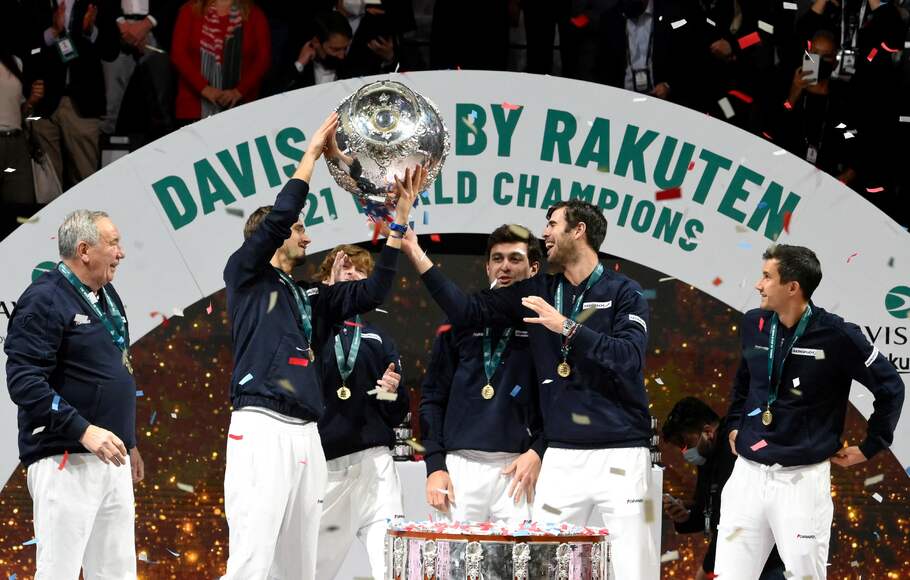 Tim tenis Rusia (dari kiri) Shamil Tarpischev, Daniil Medvedev, Andrey Rublev, Aslan Karatsev, Karen Khachanov, dan Evgeny Donskoy merayakan keberhasilan mereka menyabet gelar juara Piala Davis di Madrid, Minggu, 5 Desember 2021. 