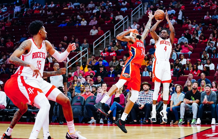 Pemain Houston Rockets Danuel House melepaskan tembangan saat menghadapi New Orleans Pelicans pada pertandingan di Toyota Center di Houston, Texas. 
