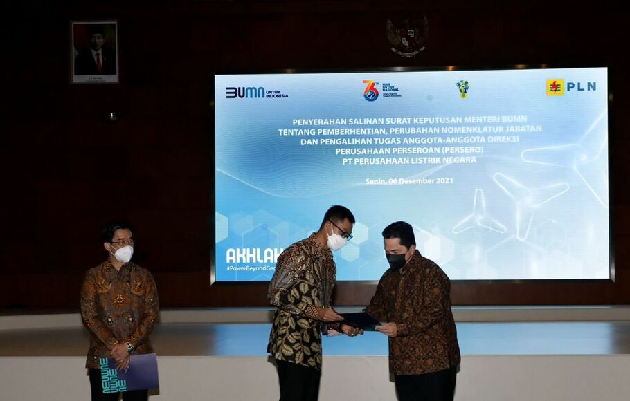 Menteri BUMN Erick Thohir (kenan) menyerahkan surat keputusan  penunjukan direktur utama (dirut) PLN kepada Darmawan Prasodjo yang disaksikan dirut sebelumnya, Zulkifli Zaini (kiri) di Jakarta, Senin, 6 Desember 2021.
