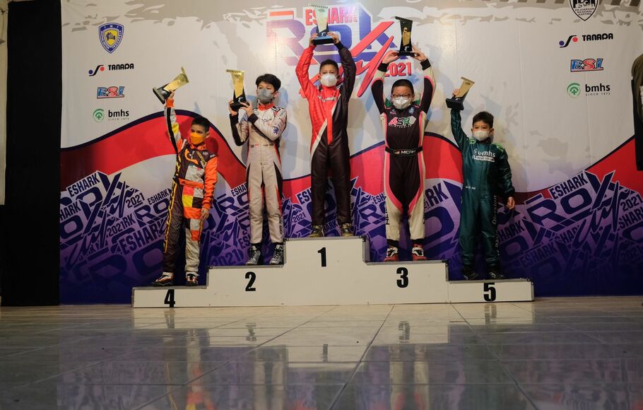 Pembalap belia Qarrar Firhand Ali (tengah) terus menorehkan prestasi di lintasan balap. Al-sapaannya kali ini sukses meraih gelar juara juara nasional di Kejuaraan Nasional Gokart Eshark Rok Cup 2021