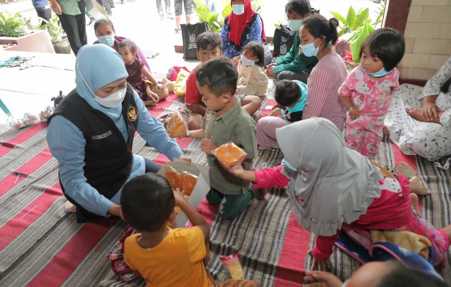 Gubernur Jawa Timur Khofifah Indar Parawansa, di lokasi pengungsian korban erupsi Gunung Semeru, Kabupaten Lumajang, Jawa Timur, Senin, 6 Desember 2021.