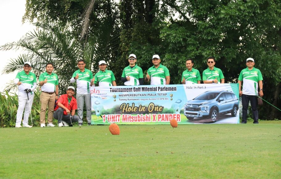 Anggota DPR dari FPKB yang juga Ketua Umum DKN Garda Bangsa (tengah) menggelar Turnamen Golf Milenial yang diikuti para peserta dari Jakarta dan sekitarnya di lapangan Golf Rancamaya, Bogor, Minggu, 5 Desember 2021. 