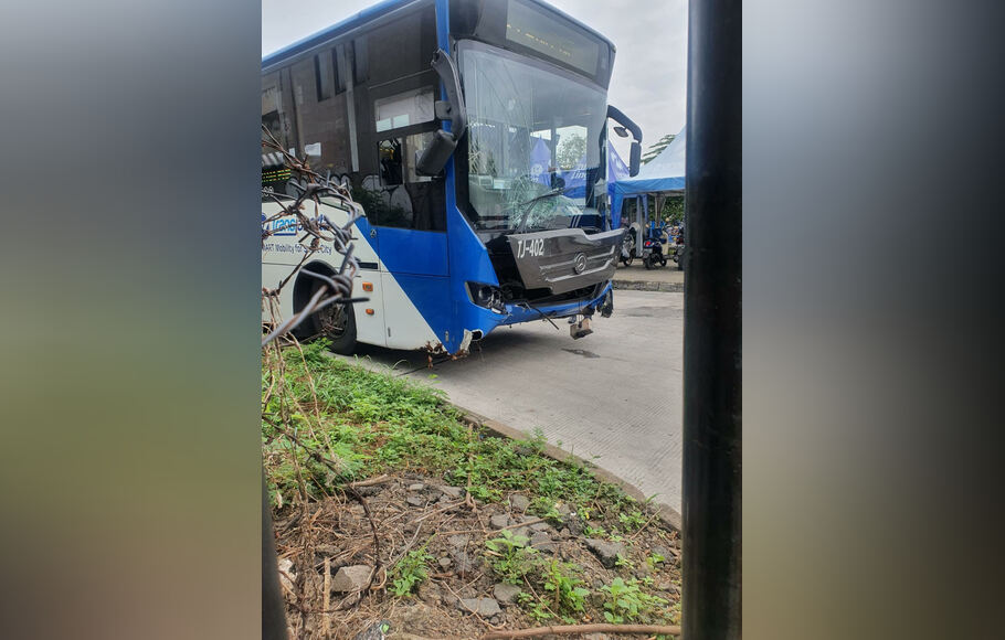 Bus Transjakarta menabrak pagar lahan kosong di samping halte Puri Beta 2, Tangerang, Banten pada Senin, 6 Desember 2021.