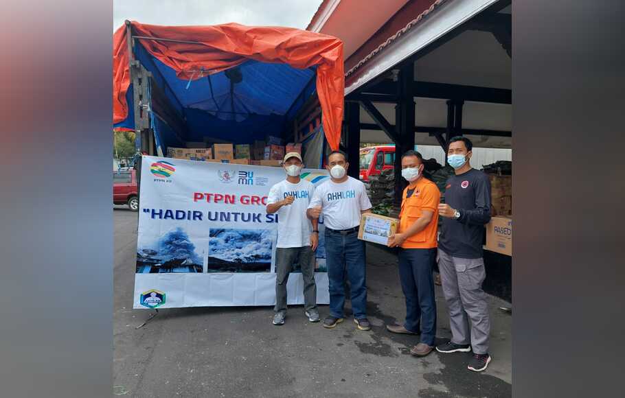 Penyerahan bantuan PTPN XII untuk korban erupsi Gunung Semeru di Pendopo Pemerintah Kabupaten Lumajang, Senin, 6 Desember 2021.