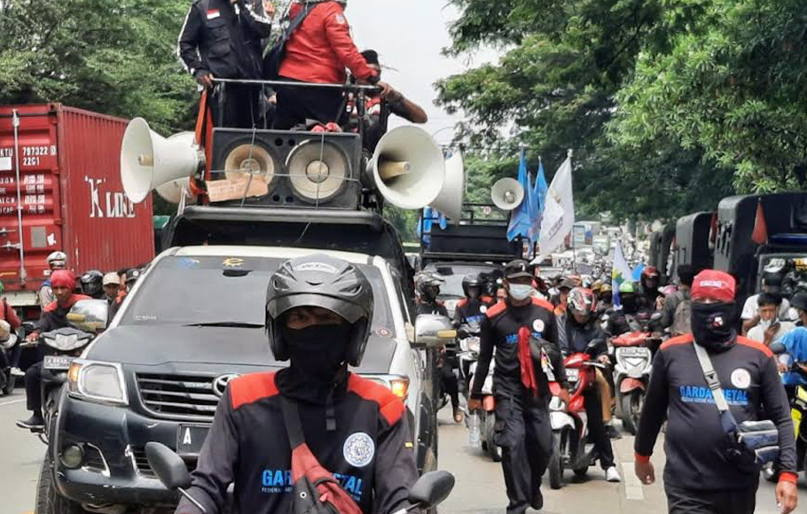 Ratusan buruh di Kota Tangerang melakukan aksi demo meminta kenaikan Upah Minimum Kota 2022 yang telah ditetapkan pemerintah.