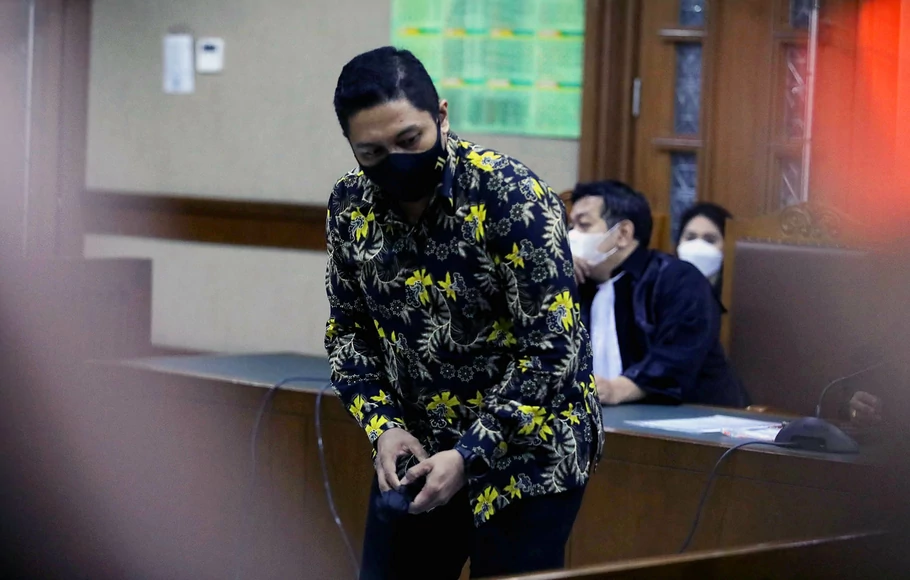 Terdakwa mantan penyidik KPK AKP Stepanus Robin Pattuju bersiap mengikuti sidang pembacaan tuntutan di Pengadilan Tipikor, Jakarta, Senin, 6 Desember 2021.