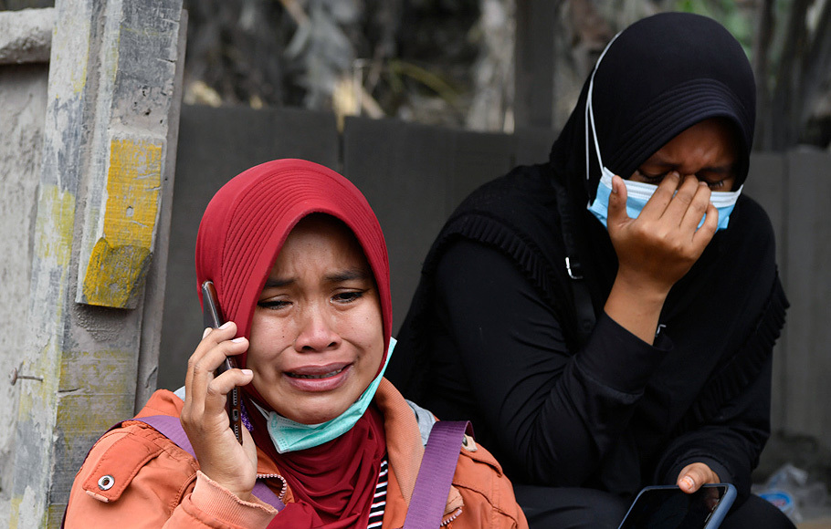 Sejumlah keluarga korban menanti informasi terkait keluarganya yang hilang saat erupsi Gunung Semeru di Desa Sumberwuluh, Lumajang, Jawa Timur, Senin, 6 Desember 2021. 