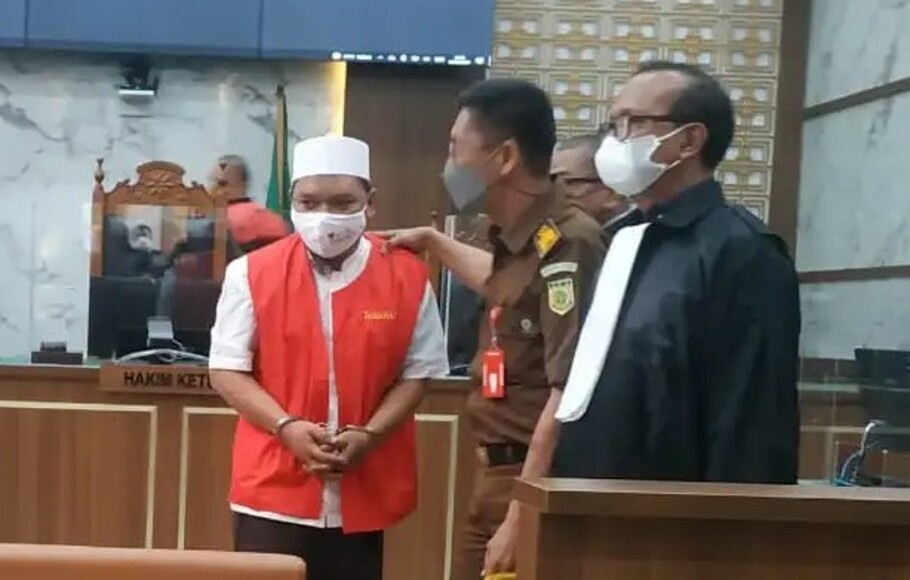 Pelaku penyebar berita hoax Adam Ibrahim saat menjalani sidang putusan di Pengadilan Negeri Depok, Senin 6 Desember 2021.