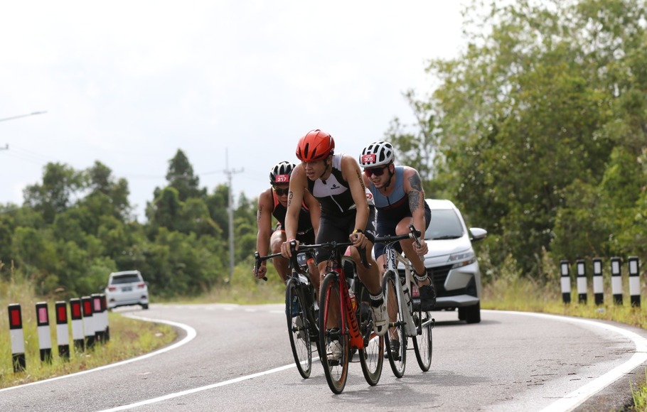 Peserta berlomba di nomor bersepeda pada Belitung Sprint Triathlon 2021.