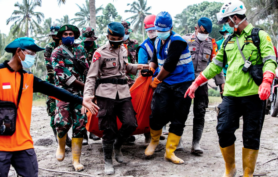 Sejumlah petugas dan personel TNI, Polri mengevakuasi korban jiwa akibat guguran awan panas Gunung Semeru di Lumajang, Jawa Timur, Senin, 6 Desember 2021.