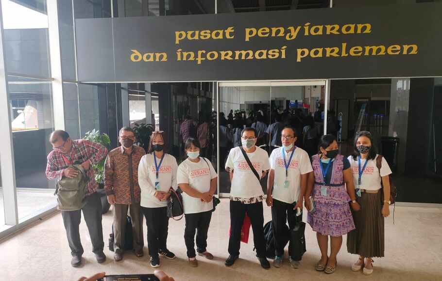 Perwakilan Komunitas Korban Asuransi Unitlink waktu menyampaikan aspirasinya di  DPR di Jakarta, Senin 6 Desember 2021.