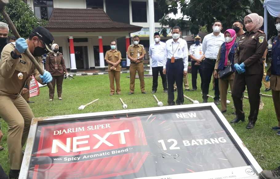 Wali Kota Bogor Bima Arya memusnahkan display rokok yang disita dalam razia Perda KTR di Kantor Kejari, Kota Bogor, Senin, 6 Desember 2021.