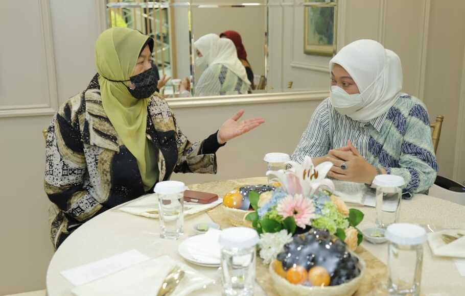 Menteri Perusahaan Perladangan dan Komoditi Malaysia, Datuk Zuraida Kamaruddin (kiri) berbincang dengan Menaker Ida Fauziyah (kanan) di Gedung Kemnaker, Minggu (5/12/2021). 