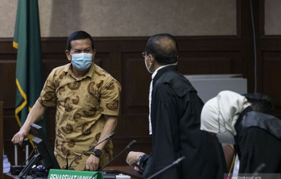 Terdakwa Direktur Utama PT ASABRI periode 2016-2020 Letjen Purn Sonny Widjaja (kiri) berdiskusi dengan penasehat hukumnya usai menjalani sidang pembacaan tuntutan kasus korupsi ASABRI di Pengadilan Tipikor, Jakarta, Senin, 6 Desember 2021. Jaksa menuntut Sonny Widjaja dengan pidana penjara selama 10 tahun dan membebankan uang pengganti senilai Rp64,5 miliar subsider 5 tahun penjara.