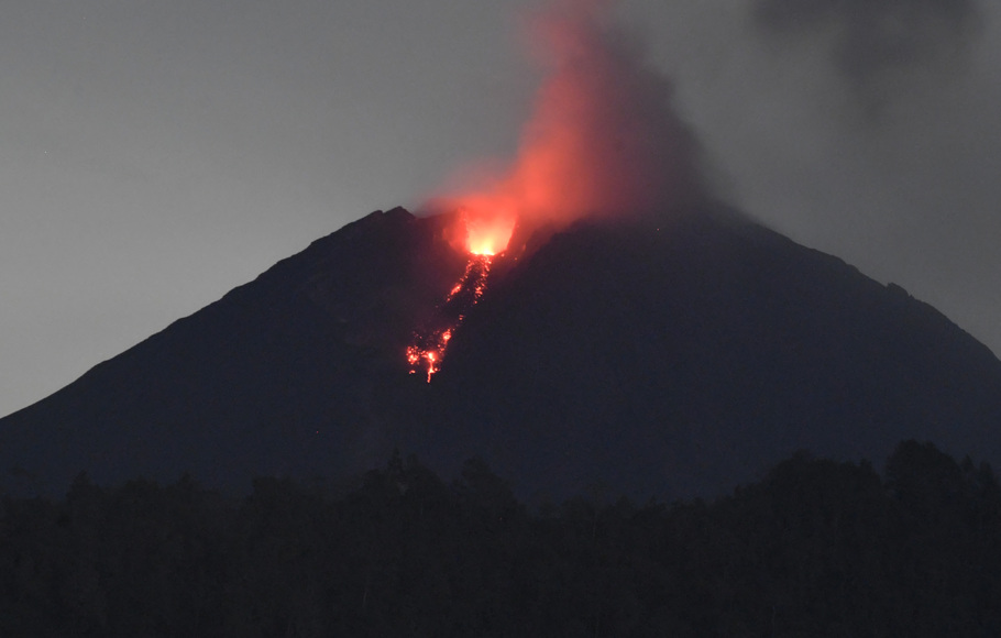 Gunung Semeru yang mengeluarkan lava pijar terlihat dari Desa Sumberwuluh, Lumajang, Jawa Timur, Senin, 6 Desember 2021. 