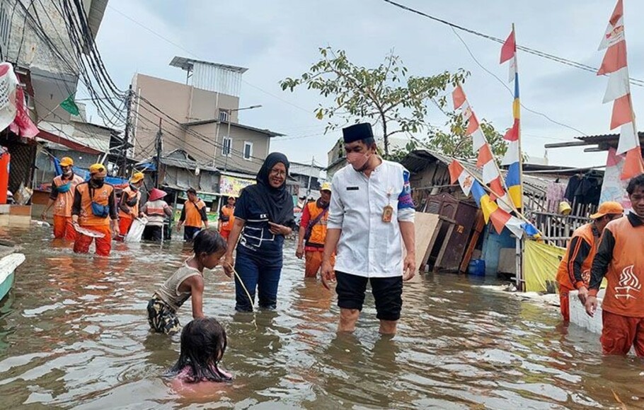 Lurah Pluit Helwin Ginting turun langsung memonitor lapangan pada saat banjir pesisir atau rob di kawasan Pelabuhan Muara Angke, Penjaringan, Jakarta Utara, Jumat 3 Desember 2021.