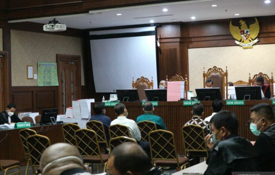Lima orang terdakwa korupsi pengelolaan dana PT Asabri (Persero) menjalani sidang pembacaan tuntutan di Pengadilan Tindak Pidana Korupsi (Tipikor) Jakarta, Senin, 6 Desember 2021 malam. 