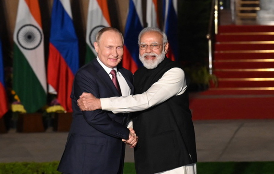 Perdana Menteri India Narendra Modi (kanan) menyapa Presiden Rusia Vladimir Putin sebelum pertemuan di Hyderabad House di New Delhi pada Senin 6 Desember 2021.