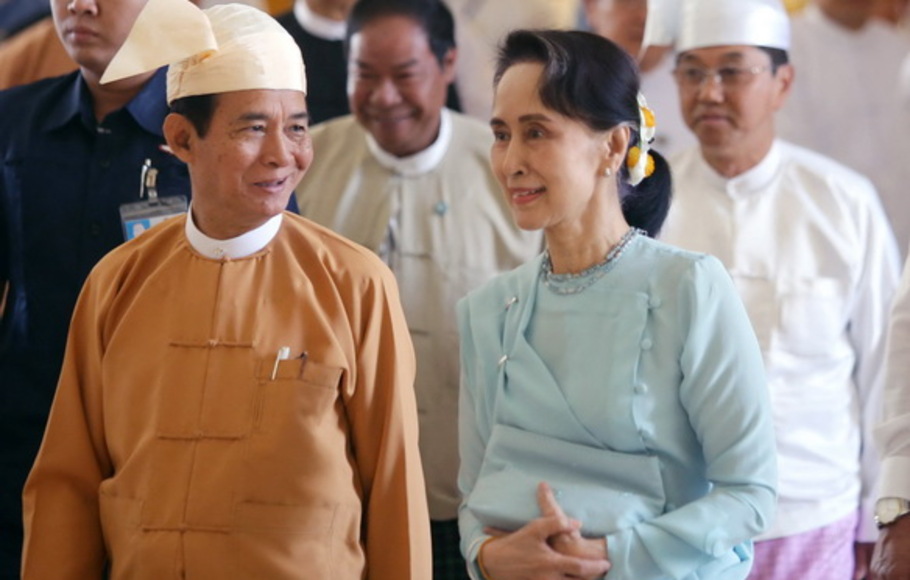 Foto dokumentasi pada 30 Maret 2018, Presiden Myanmar Win Myint (kiri) dan Penasihat Negara Aung San Suu Kyi tiba di parlemen di Naypyidaw untuk mengambil sumpah jabatannya. 