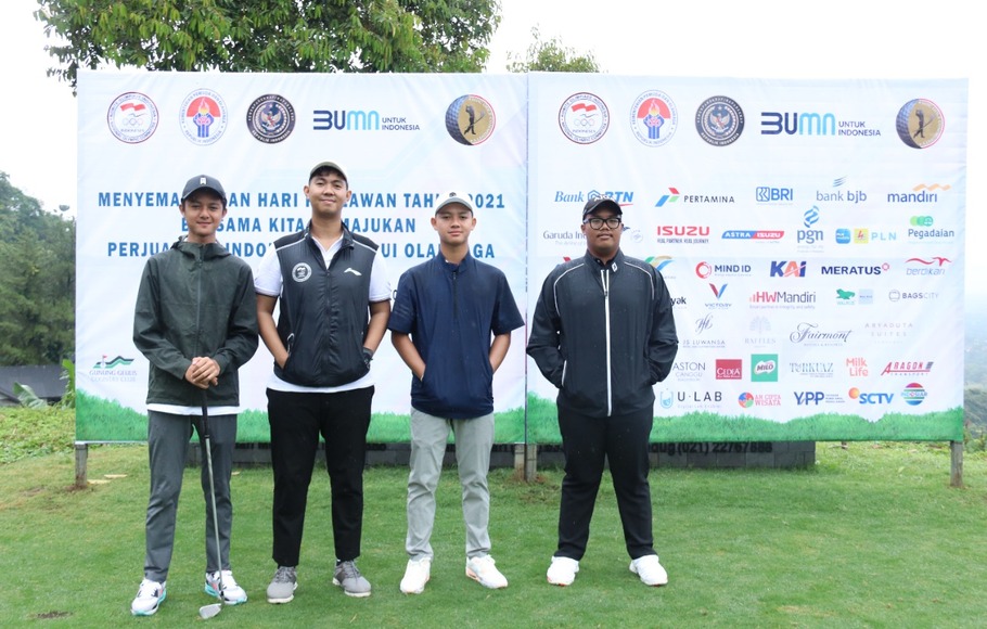 Pegolf muda Viras Kono (kedua kanan) saat mengikuti Turnamen Golf bertajuk 