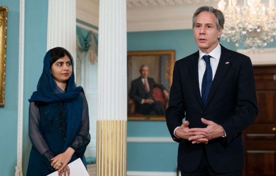 Menteri Luar Negeri Antony Blinken menyambut Malala Yousafzai, aktivis pendidikan wanita Pakistan dan penerima Hadiah Nobel Perdamaian, di Departemen Luar Negeri di Washington DC, AS pada Senin 6 Desember 2021. 