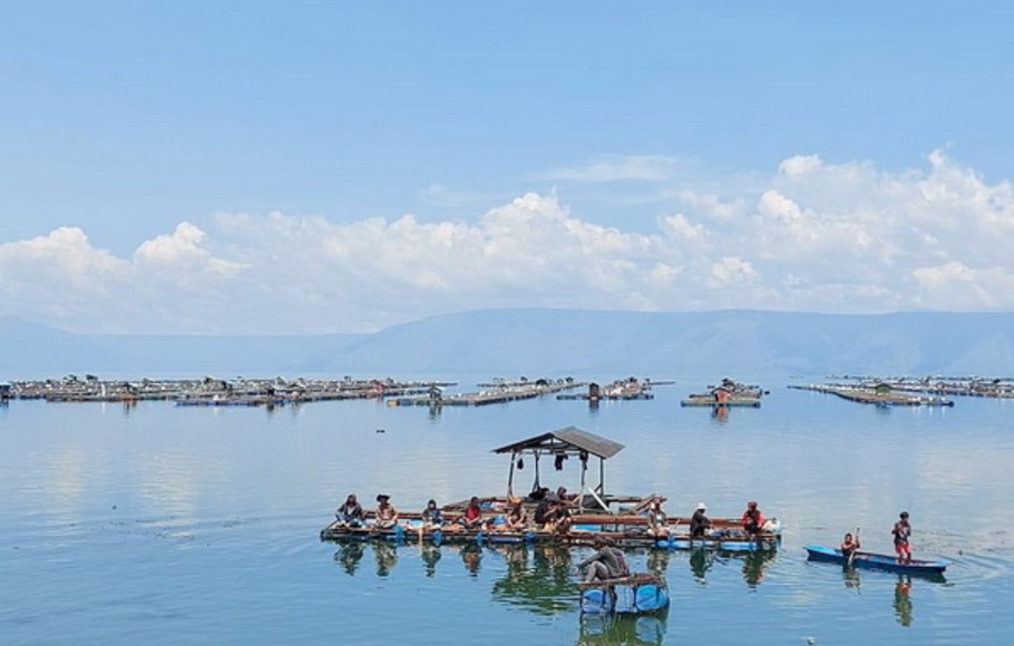 Keramba Jaring Apung (KJA) di Danau Toba, Sumatera Utara menggerakkan perekonomian daerah dan negara.