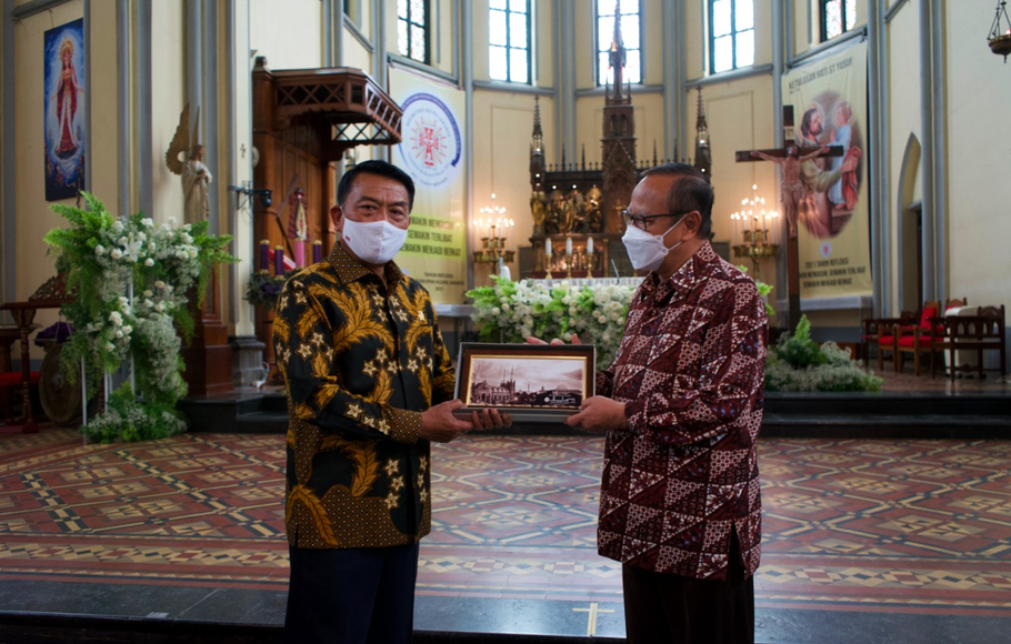 Kepala Staf Kepresidenan Moeldoko menemui Uskup Keuskupan Agung Jakarta Kardinal Ignatius Suharyo di Katedral Jakarta menyampaikan kebijakan pemerintah terkait Natal dan Tahun Baru, Senin 6 Desember 2021.