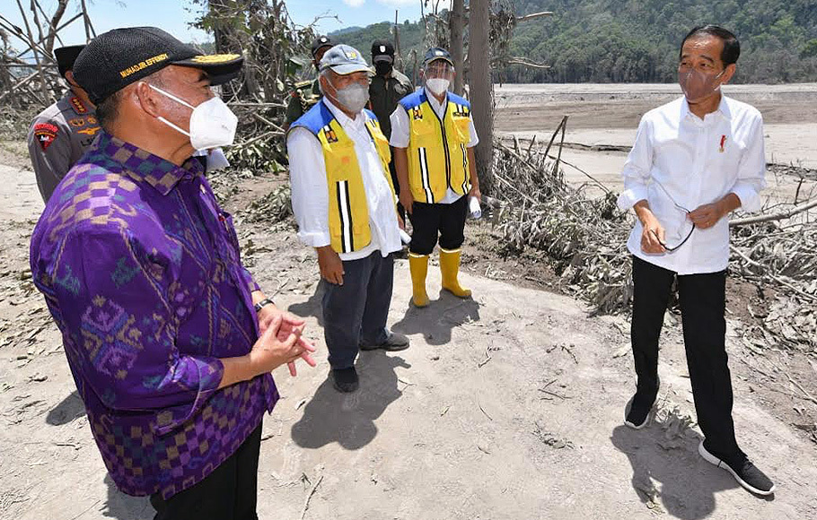 Presiden Joko Widodo (kanan) didampingi Menteri PUPR Basuki Hadimuljono (kedua kiri) saat meninjau lokasi terdampak bencana alam erupsi Gunung Semeru di Kabupaten Lumajang, Selasa, 7 Desember 2021.
