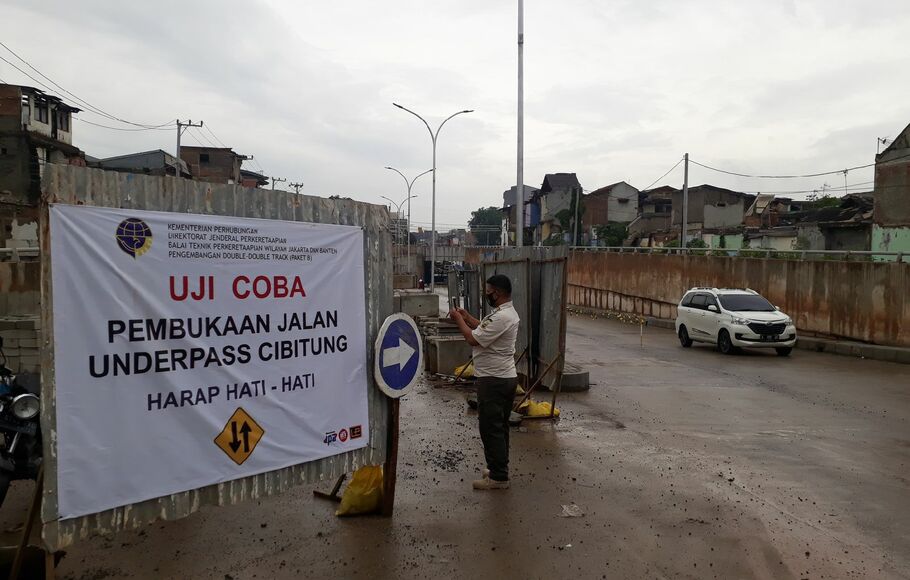 Pemerintah melakukan uji coba lalin di underpass Cibitung, Jalan Bosih Raya, Wanajaya, sejak Minggu, 5 Desember 2021. 


