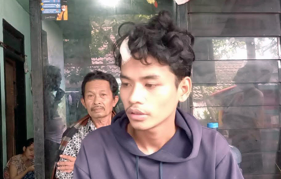 Ipul mengalami luka usai terkena sabetan clurit setelah dianiaya oleh sekelompok pemuda yang merupakan anggota kelompok gangster di daerah Kompleks Grand Tomang, Periuk Kota Tangerang, Minggu, 5 Desember 2021.
