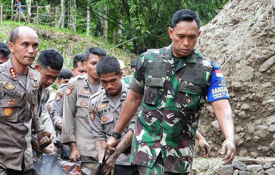 Tim SAR gabungan TNI-Polri berhasil menemukan korban terakhir banjir bandang disertai longsor di Desa Batu Layar Barat, Lombok Barat, Selasa, 7 Desember 2021.