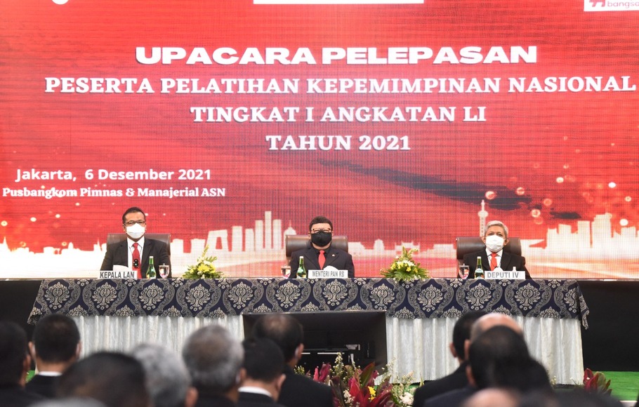 MenpanRB, Tjahjo Kumolo dan Kepala LAN, Dr Adi Suryanto, MSi, saat menghadiri upacara pelepasan Peserta PKN Tingkat I Angkatan LI Tahun 2021, Jakarta, Senin, 6 Desember 2021