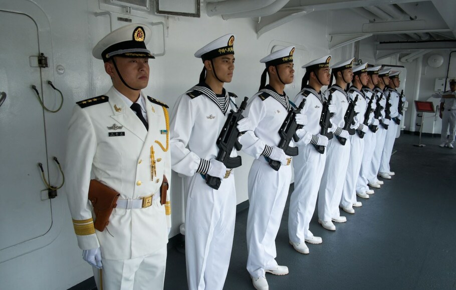 Para marinir Tiongkok berdiri tegak sebelum upacara penyambutan pada awal pemberhentian kapal di pelabuhan Papeete French Polynesia, pada 23 Oktober 2015.