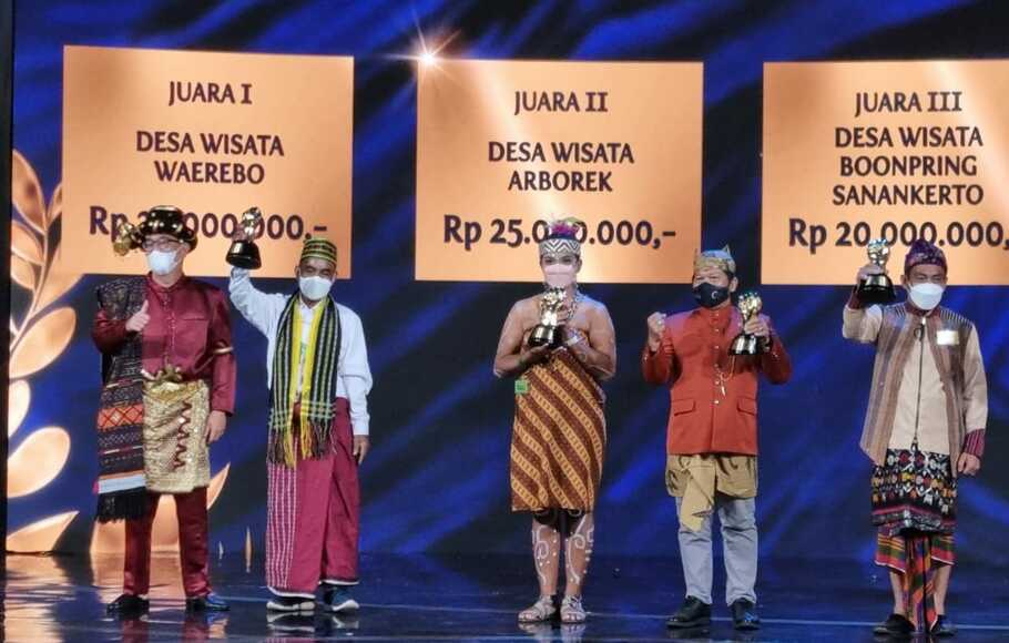 Tokoh Adat Wae Rebo Fransiskus Mudir dengan busana adat Manggarai  terima plakat Penghargaan untuk Wae Rebo dalam ajang ADWI 2021 di Jakarta, Selasa (7/12/2021) malam. 

