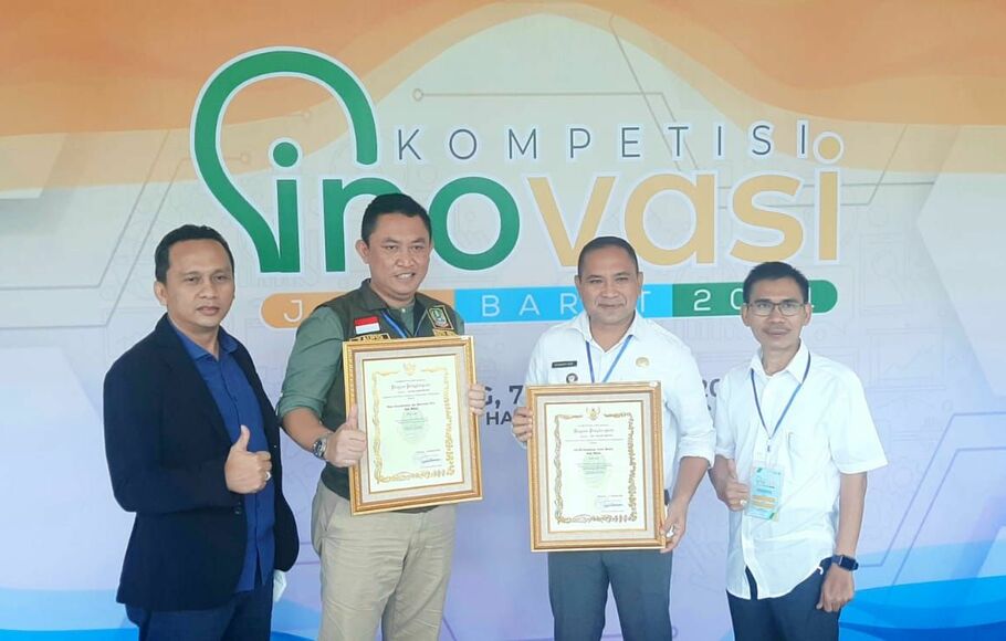 Pemkot Bekasi meraih dua penghargaan atas inovasi pelayanan kepada masyarakat melalui Halo Pamor dan aplikasi Siberejol, Selasa, 7 Desember 2021.
