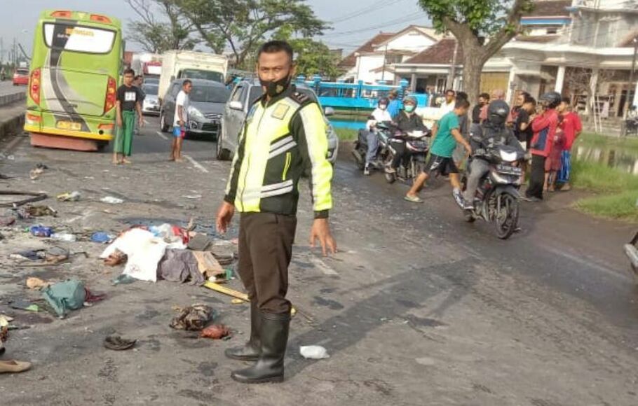 Petugas mengamankan lokasi kecelakaan di ruas Jalan Semarang-Demak di Sayung, Kabupaten Demak, Rabu, 8 Desember 2021.  
