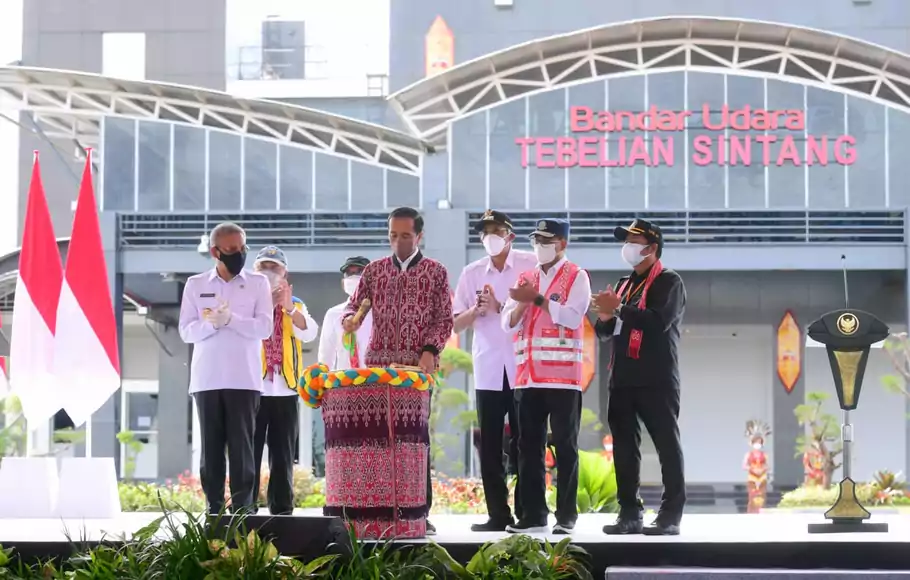 Presiden Joko Widodo meresmikan Bandara Tebelian di Kabupaten Sintang, Kalimantan Barat, Rabu, 8 Desember 2021. 
