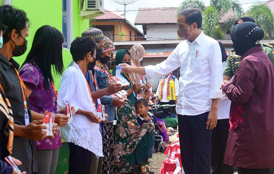 Presiden Joko Widodo didampingi Menteri Sosial Tri Rismaharini menyerahkan juga bantuan sosial bagi masyarakat di Detasemen Kesehatan Wilayah Sintang, Kalimantan Barat, Rabnu, 8 Desember 2021.