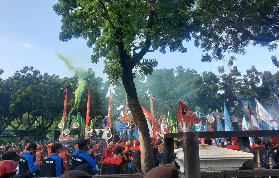 Situasi demonstrasi buruh minta kenaikan UMP DKI 2022 di Balai Kota Jakarta, Rabu, 8 Desember 2021.