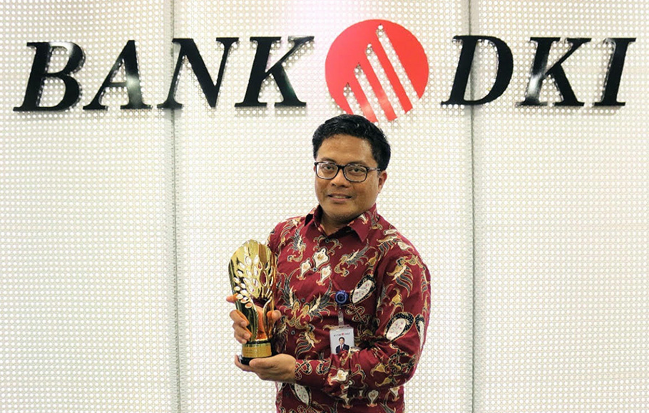 Direktur Kredit UMK & Usaha Syariah Bank DKI Babay Parid Wazdi menerima penghargaan Bank DKI sebagai Bank Syariah Regional Inovasi Digital Terbaik kategori Unit Usaha Syariah BPD dalam acara penghargaan Anugerah Syariah Republika 2021 di Jakarta, Rabu, 8 Desember 2021.