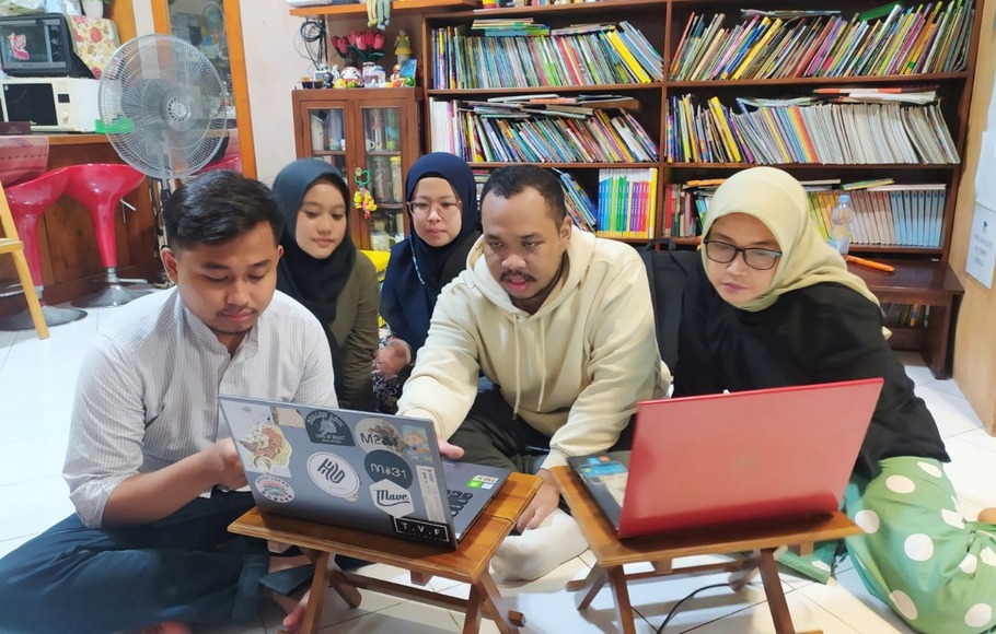 Aktivitas mahasiswa Universitas Yarsi di aman Bacaan Masyarakat (TBM) Bukit Duri Bercerita, Rabu, 8 Desember 2021.