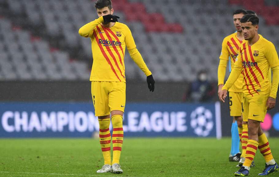 Para pemain Barcelona terlihat lesu setelah kalah di kandang Bayern Muenchen pada ajang Liga Champions, di Stadion Allianz Arena, Rabu, 8 Desember 2021. Kekalahan 0-3 membuat mereka tersisih dari Liga Champions.