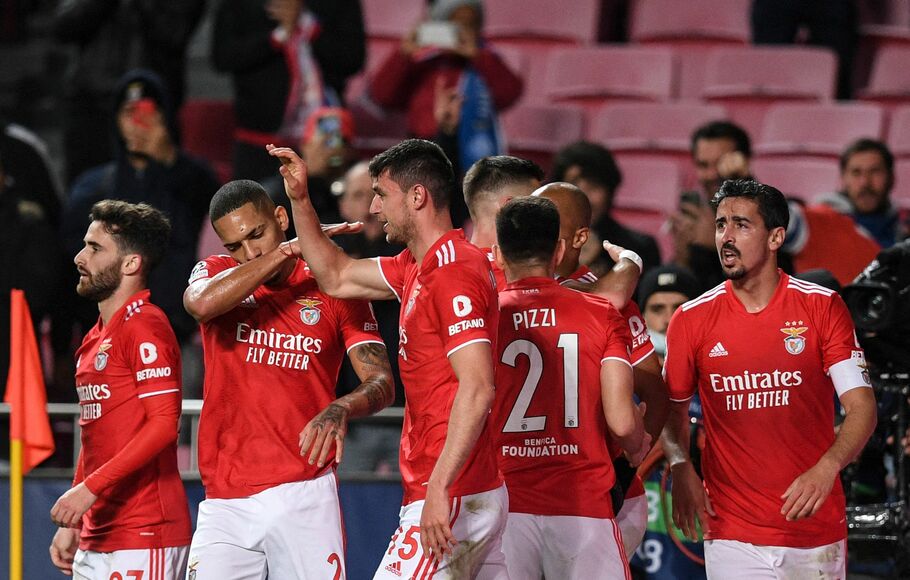 Penyerang Benfica, Roman Yaremchuk (tengah), merayakan gol bersama rekan-rekannya setelah menjebol gawang Dinamo Kiev dalam laga Grup E Liga Champions di Stadion da Luz, 8 Desember 8, 2021.