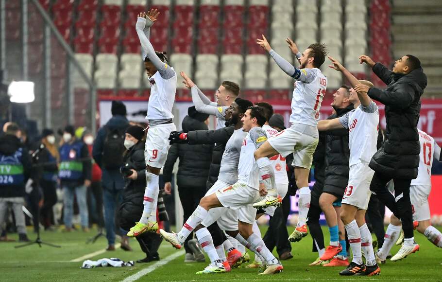 Para pemain Salzburg merayakan keberhasilan lolos ke 16 besar Liga Champions setelah menundukkan Sevilla, Rabu, 8 Desember 2021. 