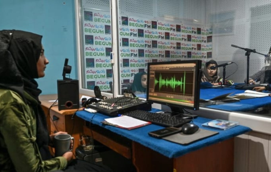 Foto dokumentasi pada 28 November 2021 ini menunjukkan para siswa menghadiri kelas on-air di Radio Begum di Kabul, Afghanistan.
