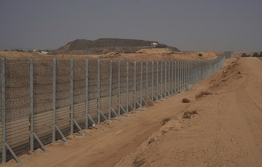 Foto tidak bertanggal menunjukkan sebagian dari penghalang berteknologi tinggi di sekitar Jalur Gaza. Israel mengumumkan pada Selasa 7 Desember 2021 penyelesaian tembok bawah tanah berteknologi tinggi di sekitar Jalur Gaza yang bertujuan untuk mencegah gerilyawan memasuki negara itu. 