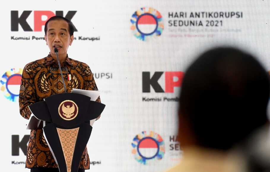 Presiden Joko Widodo memberikan sambutan pada Hari Antikorupsi Sedunia Tahun 2021 di Gedung Merah Putih Komisi Pemberantasan Korupsi (KPK), Jakarta, Kamis, 9 Desember 2021.