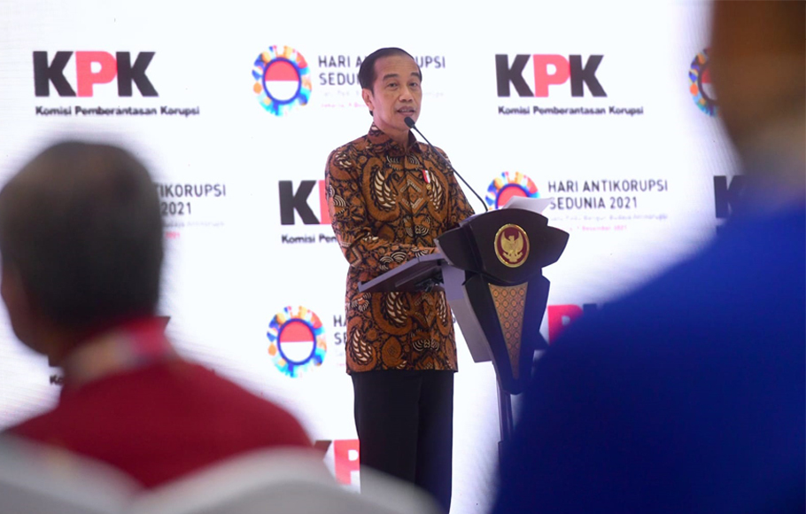 Presiden Joko Widodo memberikan sambutan pada Hari Antikorupsi Sedunia Tahun 2021 di Gedung Merah Putih Komisi Pemberantasan Korupsi (KPK), Jakarta, Kamis, 9 Desember 2021.
